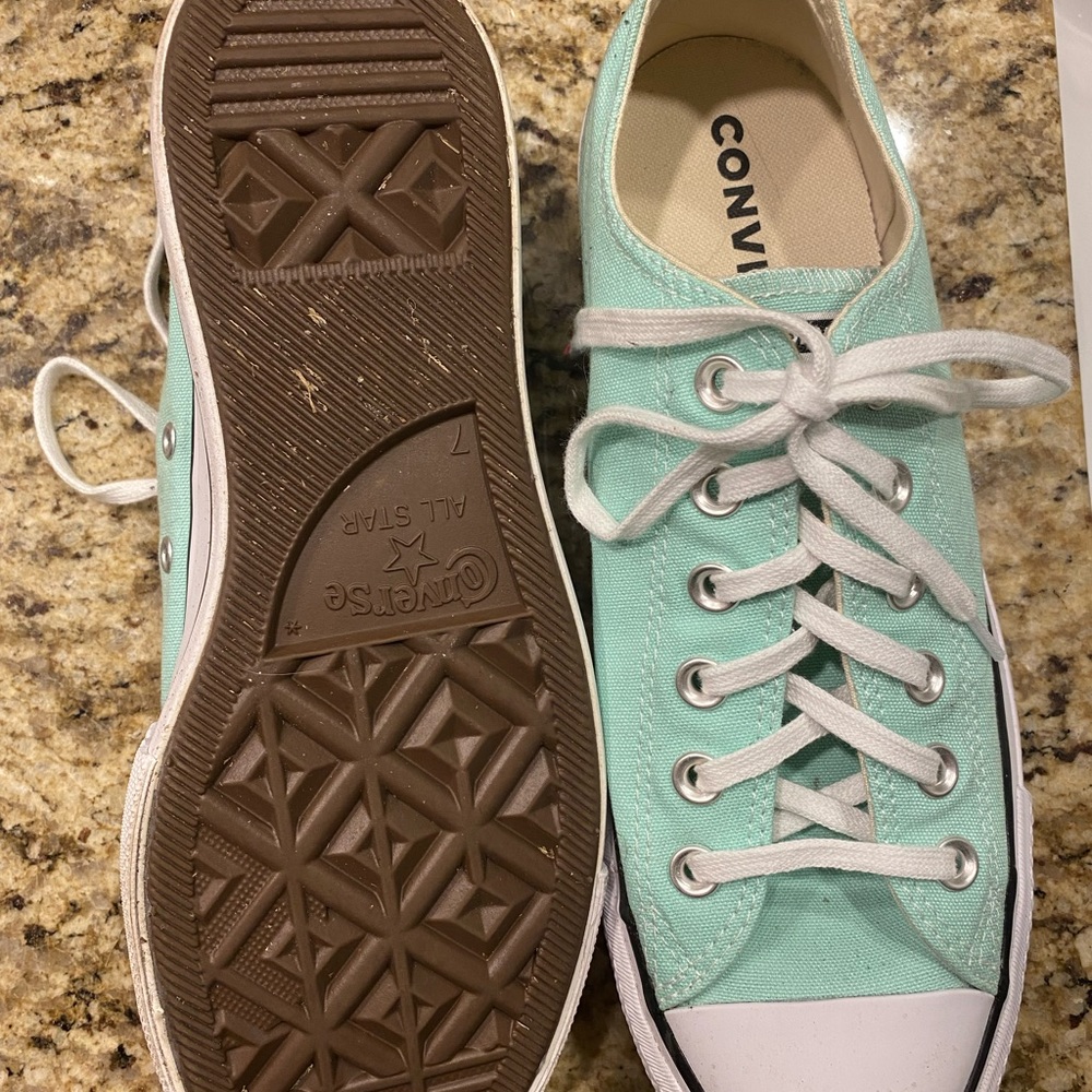 Women’s Size 9 Converse Shoes